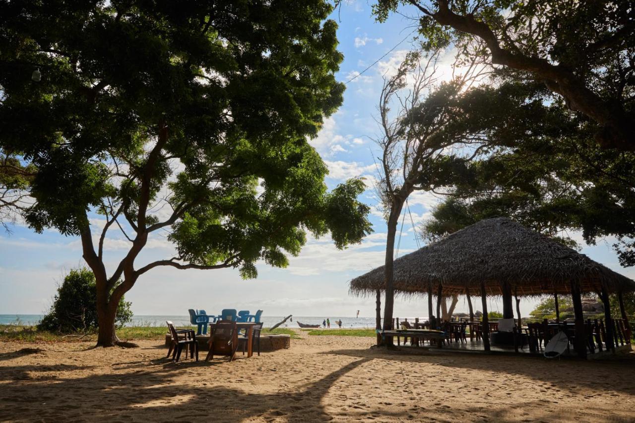 Water Edge Hotel & Restaurant อารูกัมเบย์ ภายนอก รูปภาพ