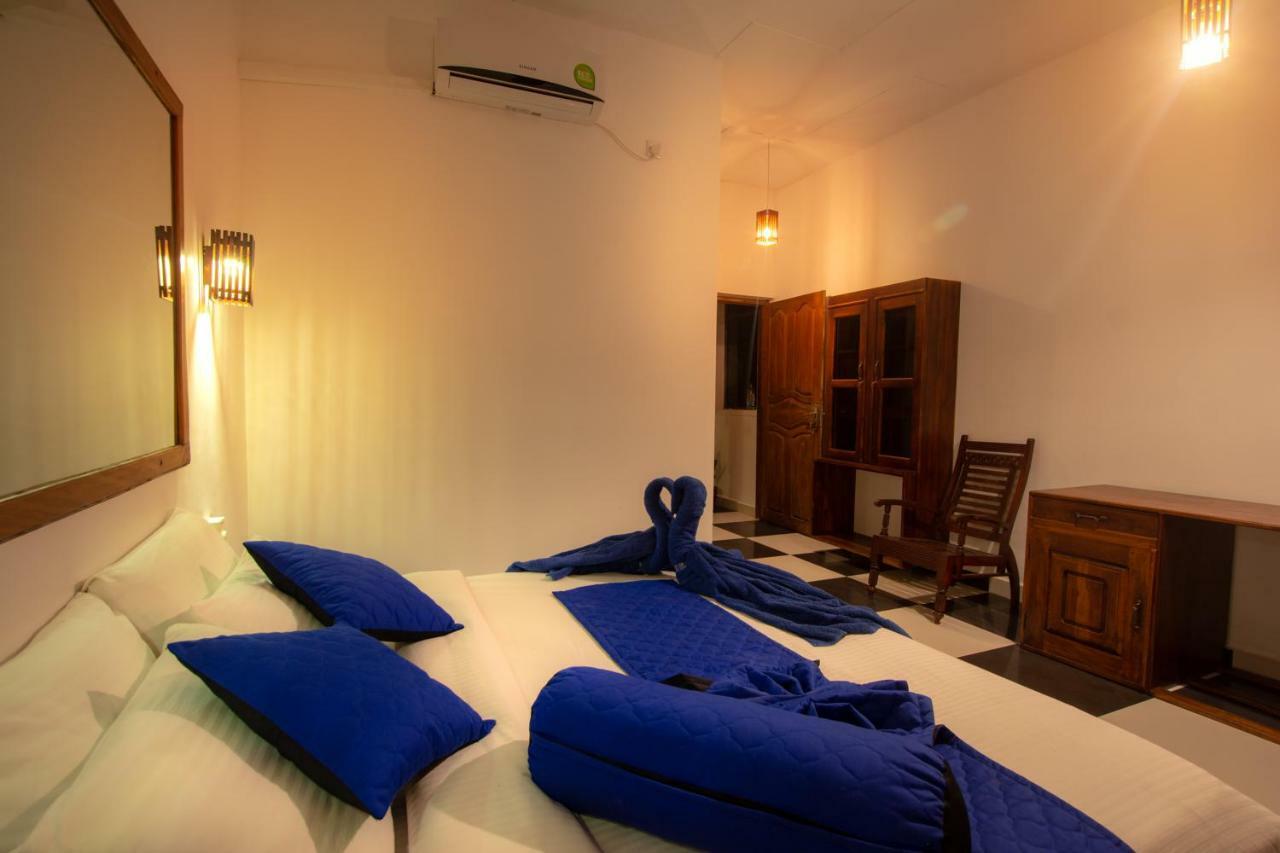 Water Edge Hotel & Restaurant อารูกัมเบย์ ภายนอก รูปภาพ