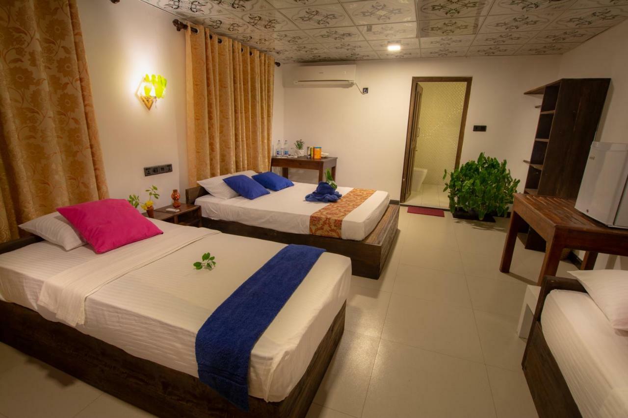 Water Edge Hotel & Restaurant อารูกัมเบย์ ภายนอก รูปภาพ
