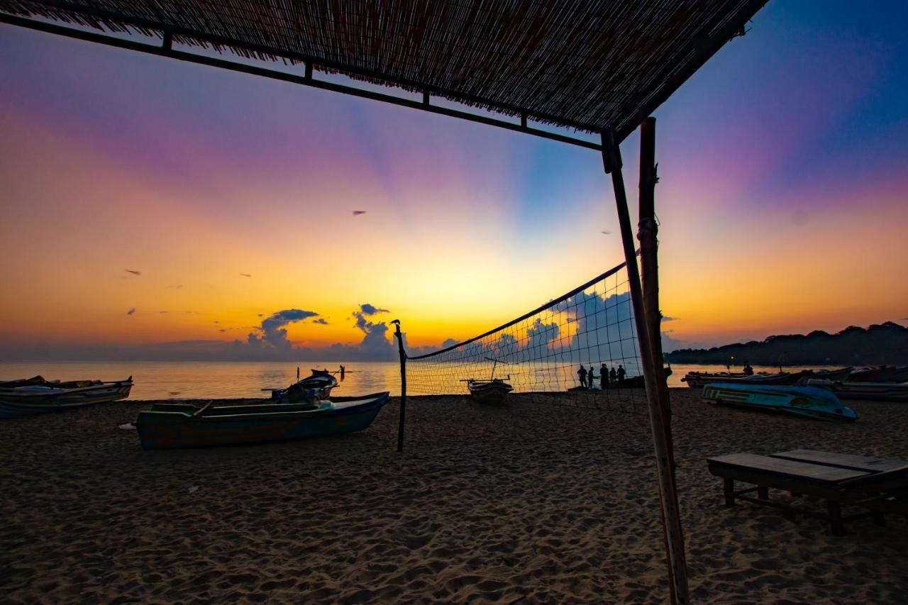 Water Edge Hotel & Restaurant อารูกัมเบย์ ภายนอก รูปภาพ
