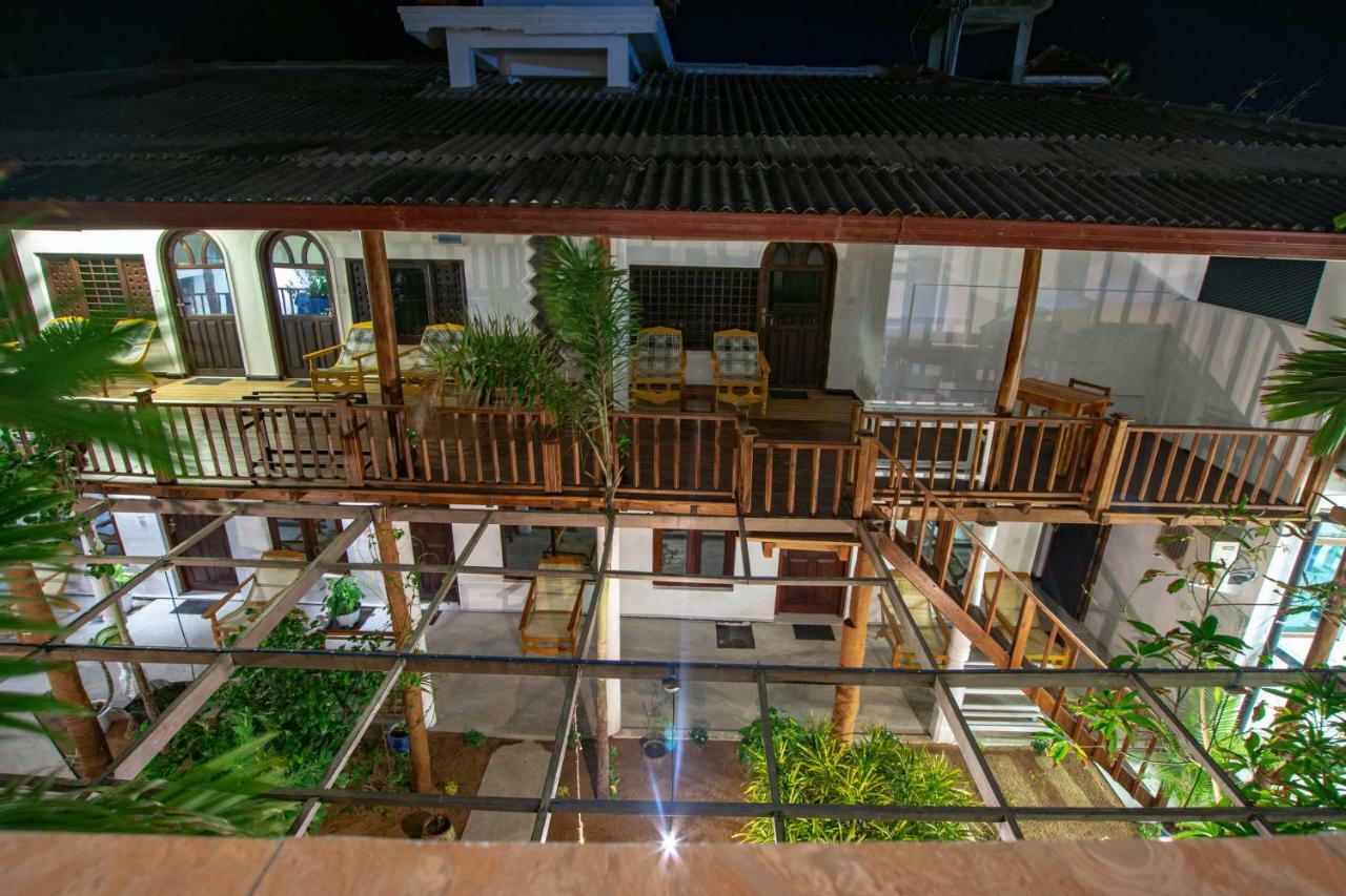 Water Edge Hotel & Restaurant อารูกัมเบย์ ภายนอก รูปภาพ