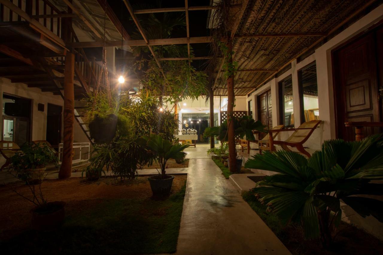 Water Edge Hotel & Restaurant อารูกัมเบย์ ภายนอก รูปภาพ