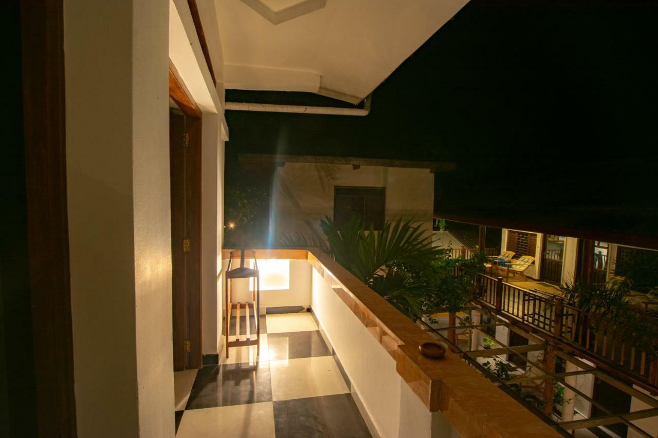 Water Edge Hotel & Restaurant อารูกัมเบย์ ภายนอก รูปภาพ