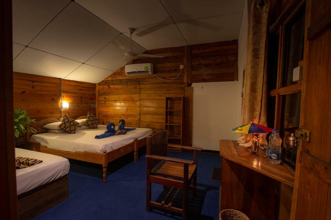 Water Edge Hotel & Restaurant อารูกัมเบย์ ภายนอก รูปภาพ