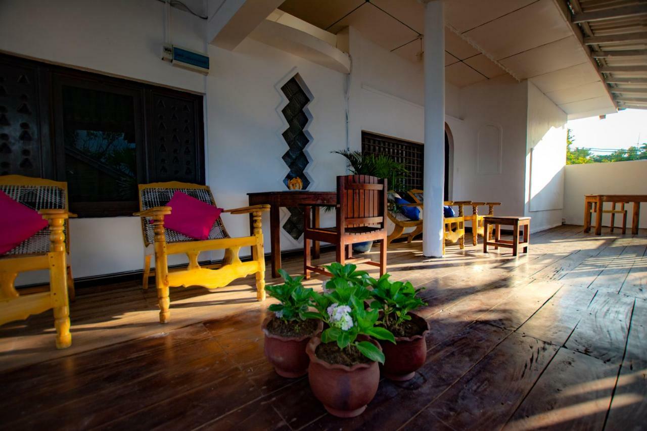 Water Edge Hotel & Restaurant อารูกัมเบย์ ภายนอก รูปภาพ