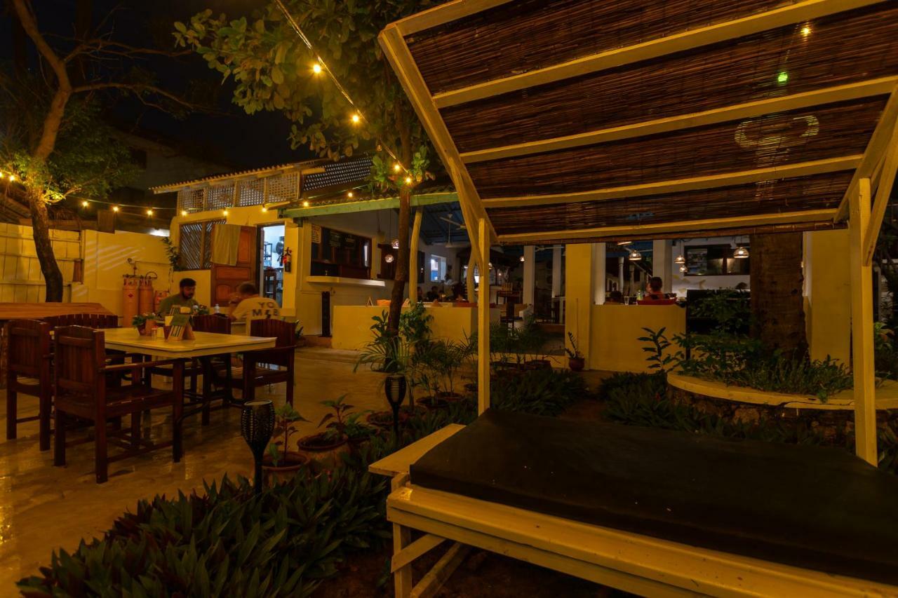 Water Edge Hotel & Restaurant อารูกัมเบย์ ภายนอก รูปภาพ