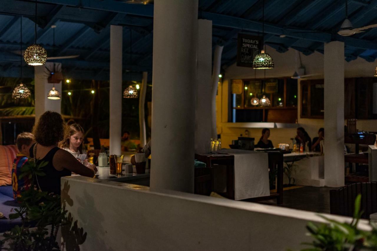 Water Edge Hotel & Restaurant อารูกัมเบย์ ภายนอก รูปภาพ