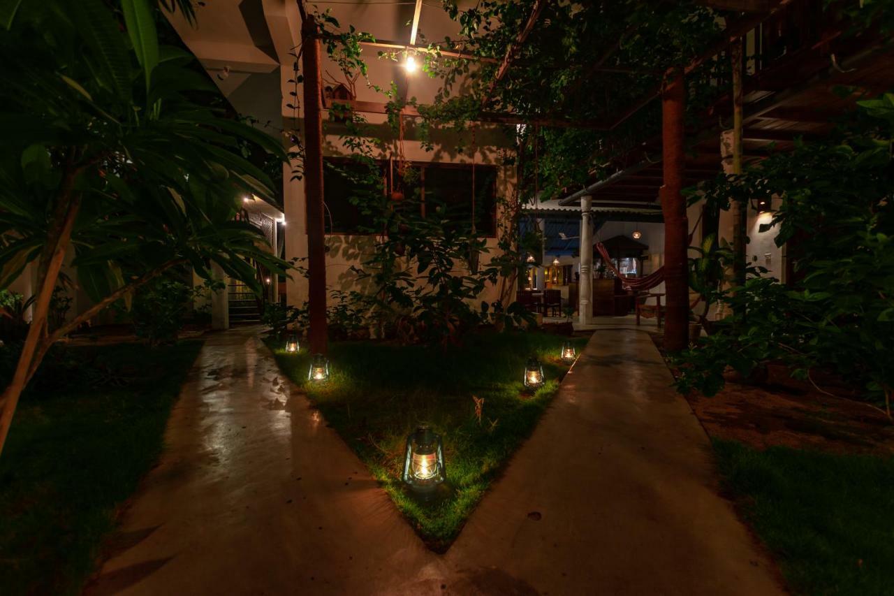 Water Edge Hotel & Restaurant อารูกัมเบย์ ภายนอก รูปภาพ
