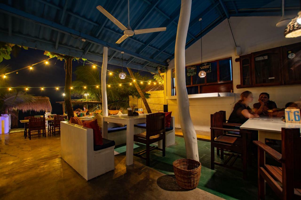 Water Edge Hotel & Restaurant อารูกัมเบย์ ภายนอก รูปภาพ